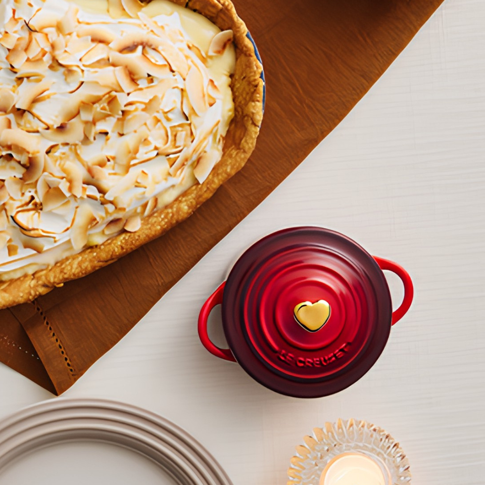 Mini Cocotte Cerâmica Vermelho com Pegador Coração Dourado Le Creuset