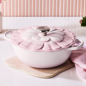 PRÉ-VENDA: Panela Le Creuset Marmita Petal Signature Shell Pink 26cm