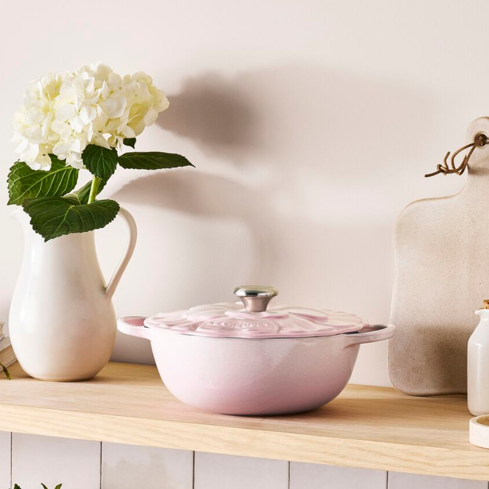 PRÉ-VENDA: Panela Le Creuset Marmita Petal Signature Shell Pink 26cm