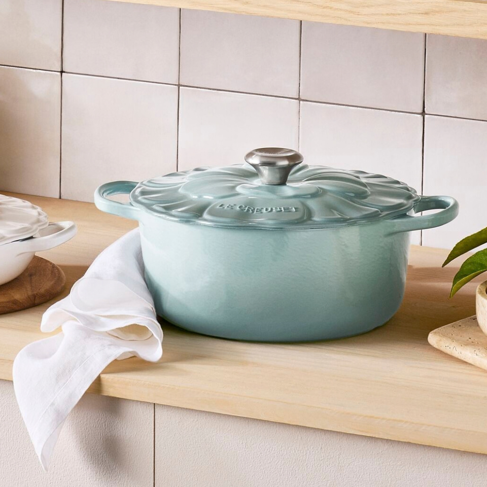 PRÉ-VENDA: Panela Redonda Signature Petal Sea Salt 5,3L 26cm Le Creuset