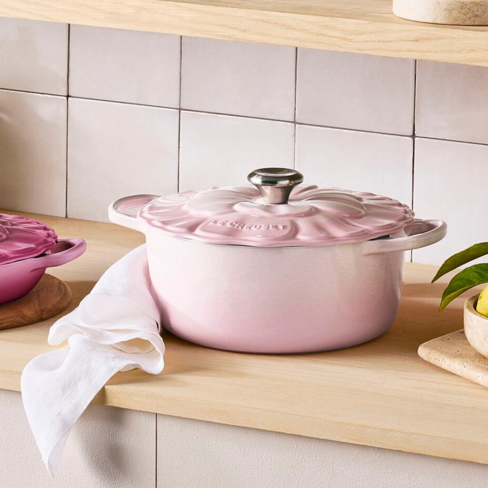 PRÉ-VENDA: Panela Redonda Signature Petal Shell Pink 5,3L 26cm Le Creuset