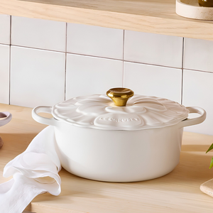 PRÉ-VENDA: Panela Redonda Signature Petal Branco Pegador Dourado 5,3L 26cm Le Creuset