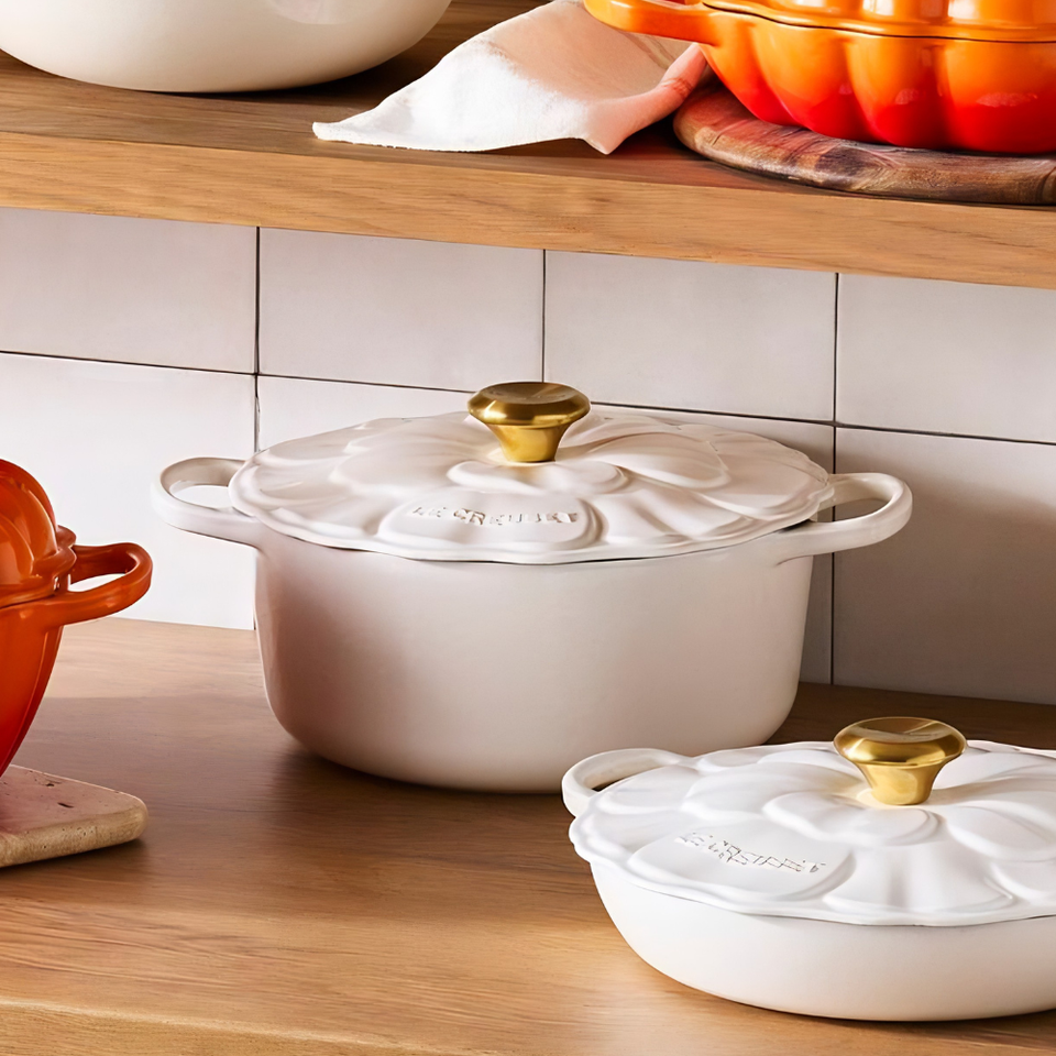 PRÉ-VENDA: Panela Redonda Signature Petal Branco Pegador Dourado 5,3L 26cm Le Creuset