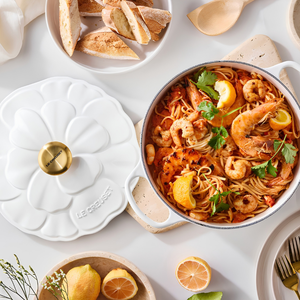 PRÉ-VENDA: Panela Redonda Signature Petal Branco Pegador Dourado 5,3L 26cm Le Creuset
