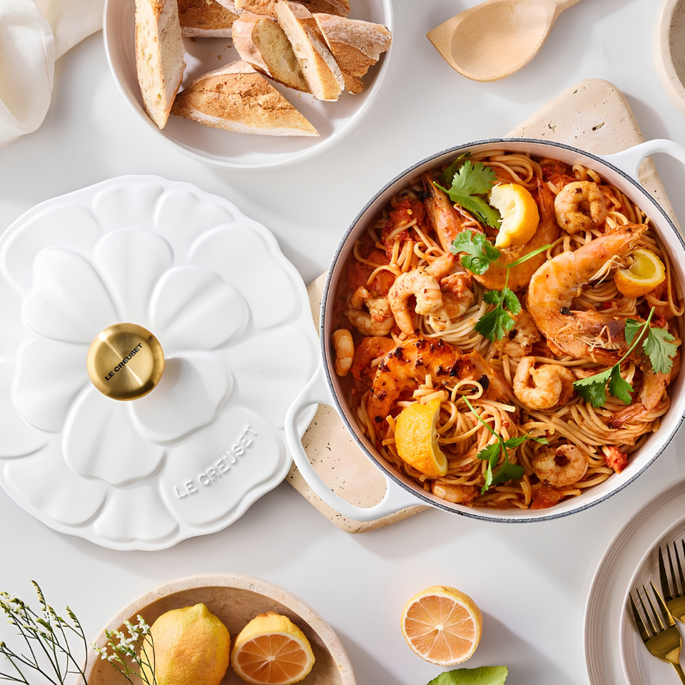 PRÉ-VENDA: Panela Redonda Signature Petal Branco Pegador Dourado 5,3L 26cm Le Creuset
