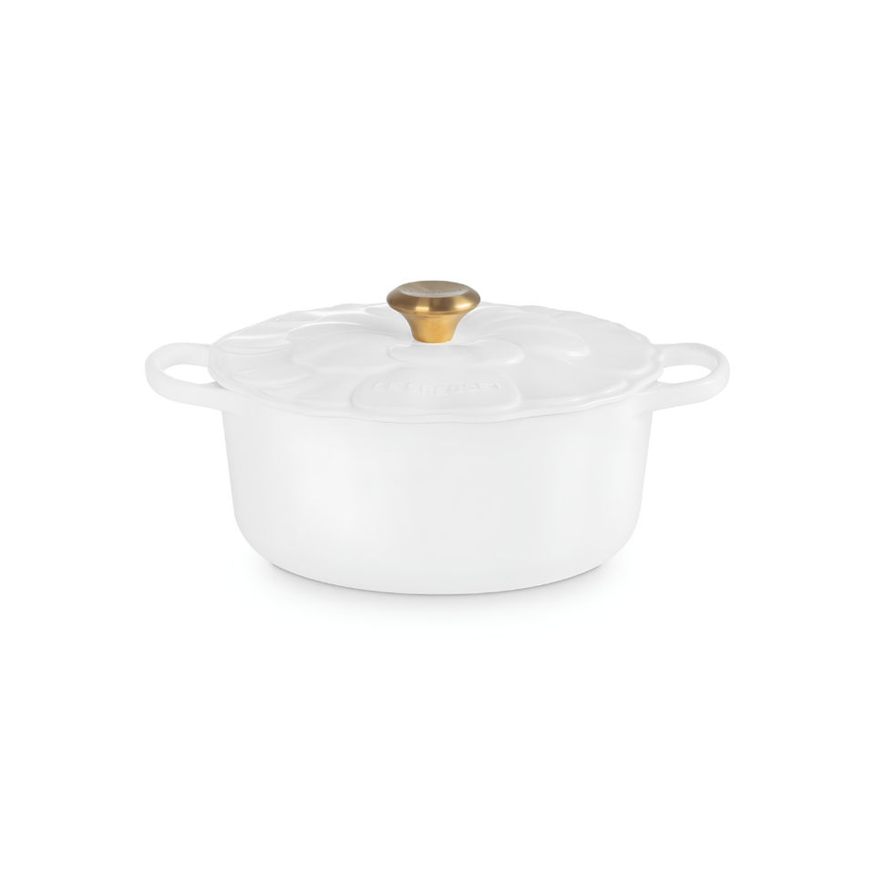 PRÉ-VENDA: Panela Redonda Signature Petal Branco Pegador Dourado 5,3L 26cm Le Creuset