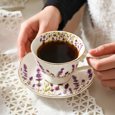 Jogo 6 Xícaras de Café com Pires Jardim de Lavanda Cerâmica Filete Dourado 120ml