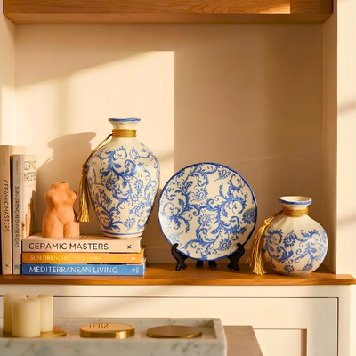 Conjunto 2 Vasos e 1 Prato Decorativo Vintage Cerâmica Branco e Azul