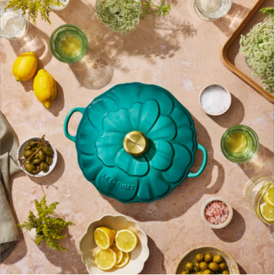 Caçarola Buffet Signature Petal Bleu Riviera com Pegador Dourado 2,2L 26cm Le Creuset