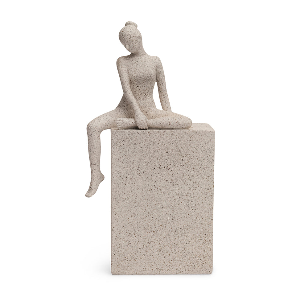 Escultura Mulher em Poliresina Areia Essência Mart 24x12,5x10cm