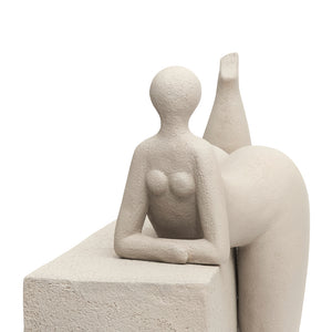 Escultura Mulher em Poliresina Areia Harmonia Mart 38,5x38,5x18cm