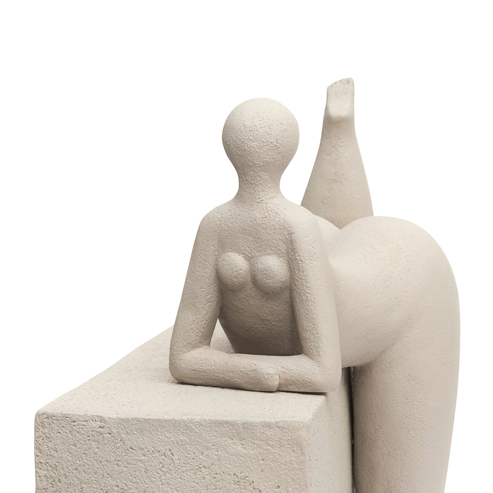 Escultura Mulher em Poliresina Areia Harmonia Mart 38,5x38,5x18cm