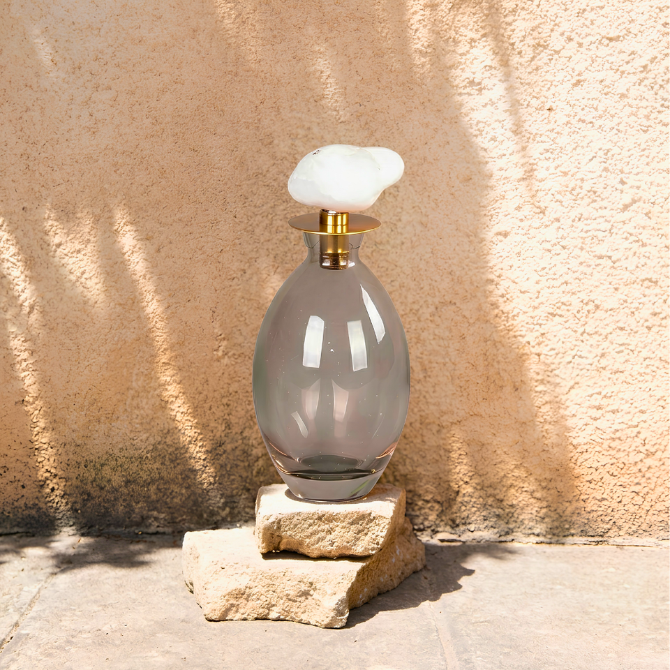 Garrafa Decorativa Vidro Fumê Tampa em Pedra Natural Branca Linha Bruma 15cm