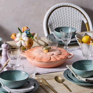 Caçarola Buffet Signature Petal Peche com Pegador Dourado 2,2L 26cm Le Creuset