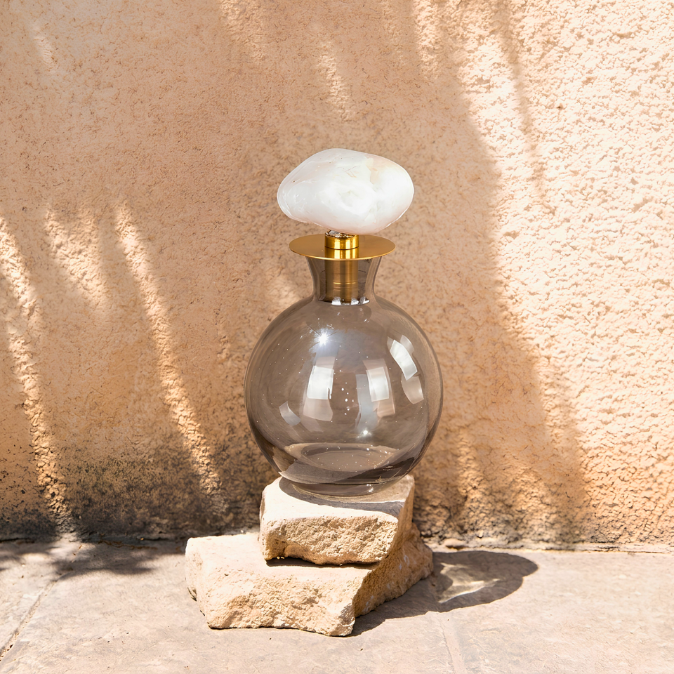 Garrafa Decorativa Vidro Fumê Tampa em Pedra Natural Branca Linha Bruma 13cm