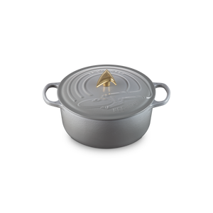 Panela Le Creuset Redonda Signature Enterprise Star Trek Cinza Neblina com Pegador Dourado 5,3L 26cm