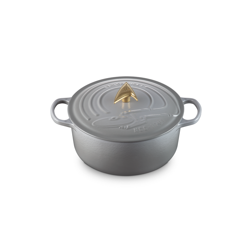 Panela Le Creuset Redonda Signature Enterprise Star Trek Cinza Neblina com Pegador Dourado 5,3L 26cm