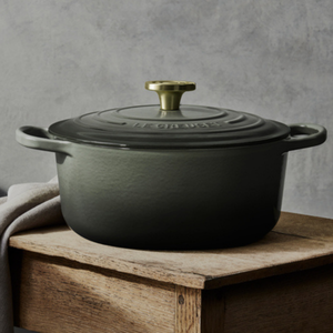 Panela Le Creuset Redonda Signature Thyme com Pegador Light Gold 5,3L 26cm