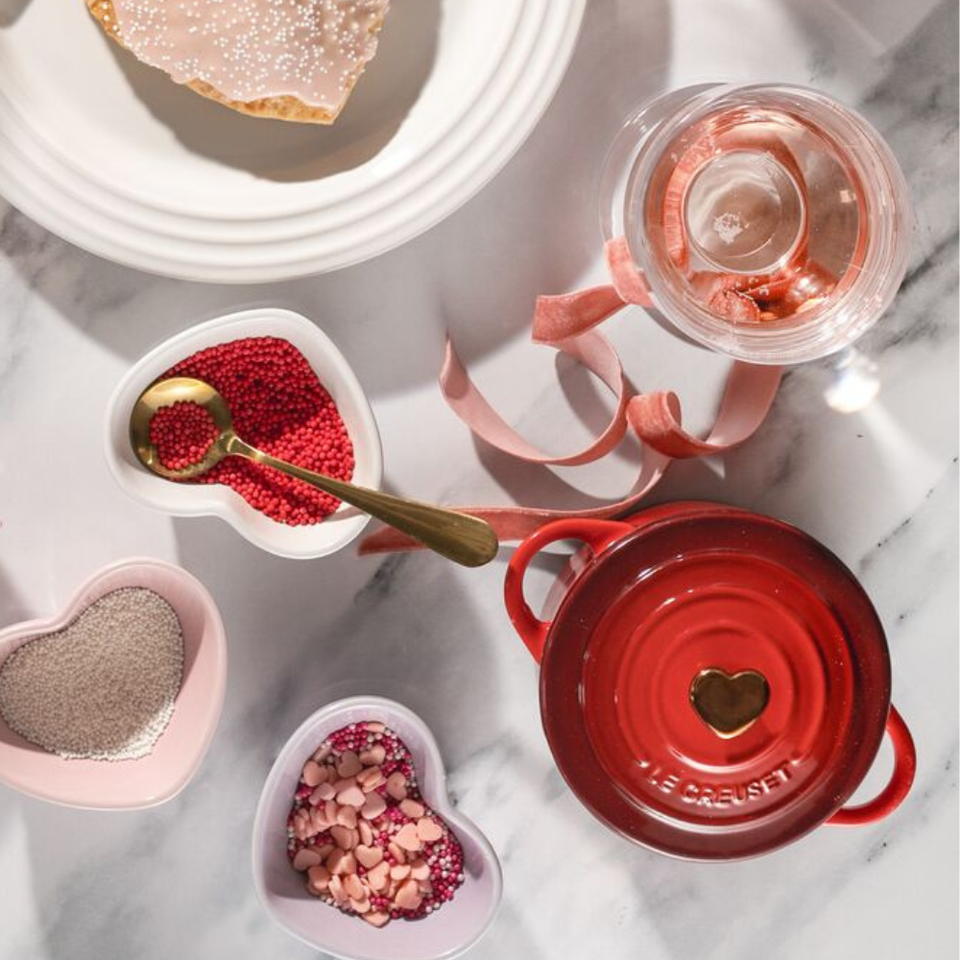 Mini Cocotte Cerâmica Vermelho com Pegador Coração Dourado Le Creuset