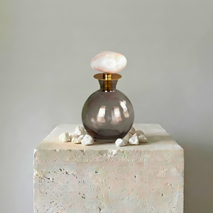 Garrafa Decorativa Vidro Fumê Tampa em Pedra Natural Branca Linha Bruma 13cm