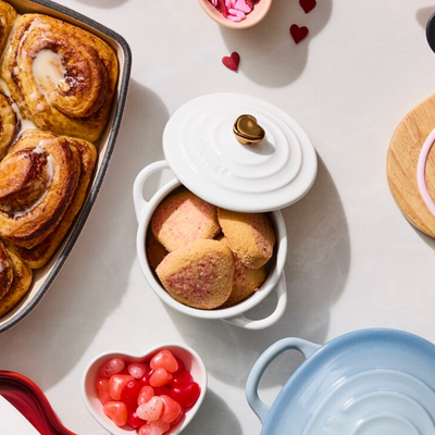 Mini Cocotte Cerâmica Branco com Pegador Coração Dourado Le Creuset