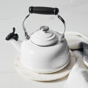 Chaleira Tradicional Com Apito 1,6L Branca Pegador Inox Le Creuset