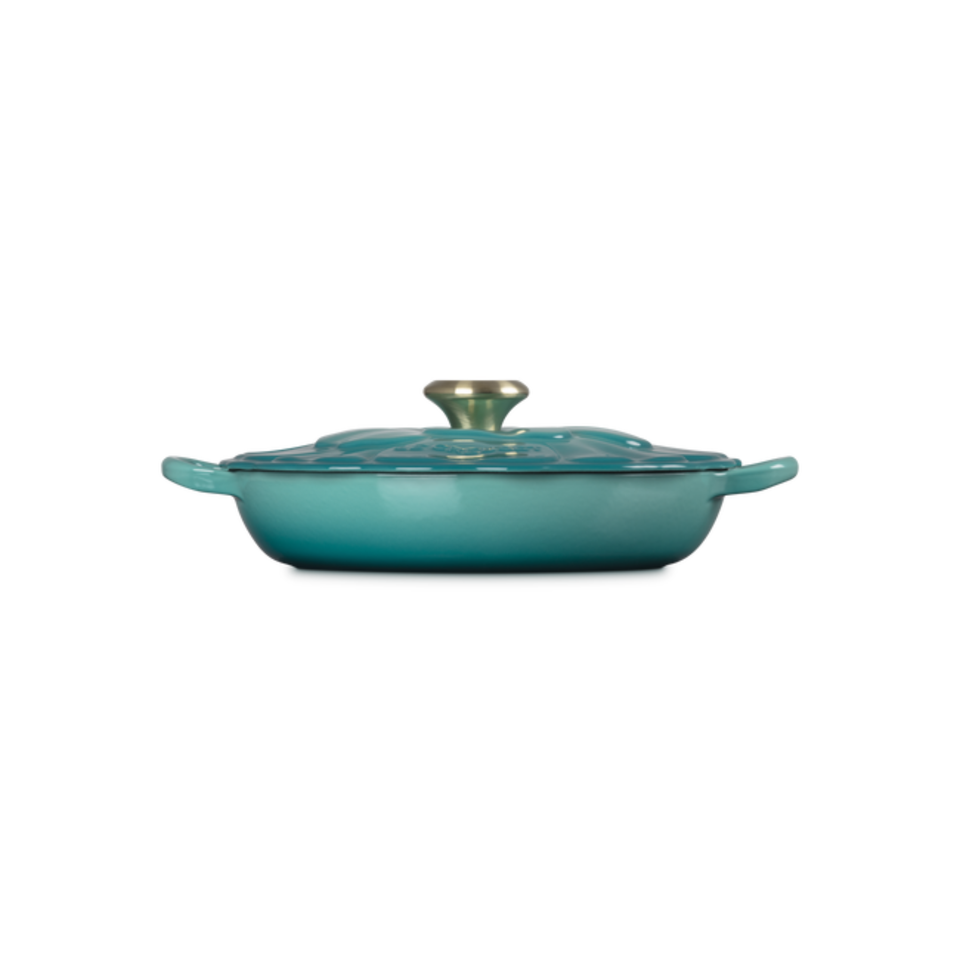 Caçarola Buffet Signature Petal Bleu Riviera com Pegador Dourado 2,2L 26cm Le Creuset