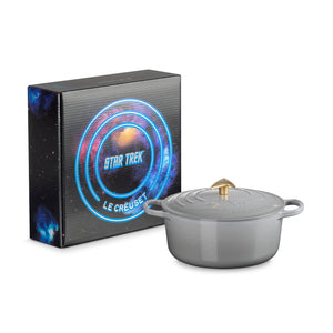 Panela Le Creuset Redonda Signature Enterprise Star Trek Cinza Neblina com Pegador Dourado 5,3L 26cm