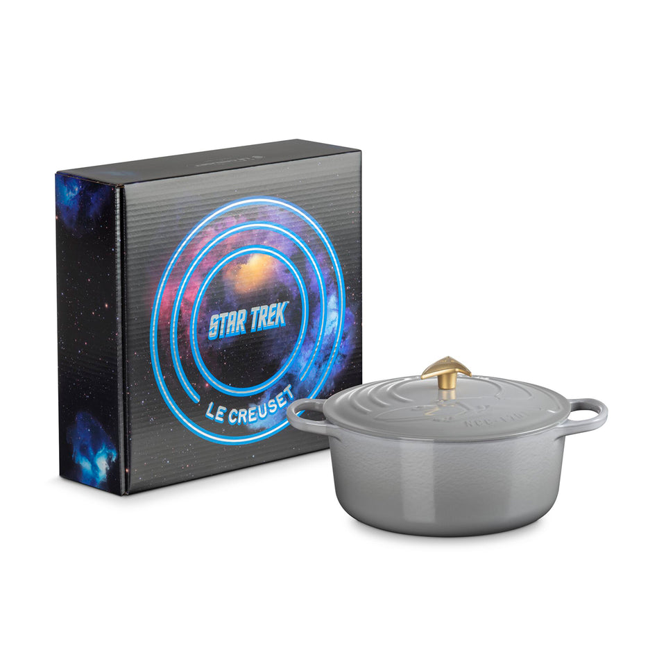 Panela Le Creuset Redonda Signature Enterprise Star Trek Cinza Neblina com Pegador Dourado 5,3L 26cm