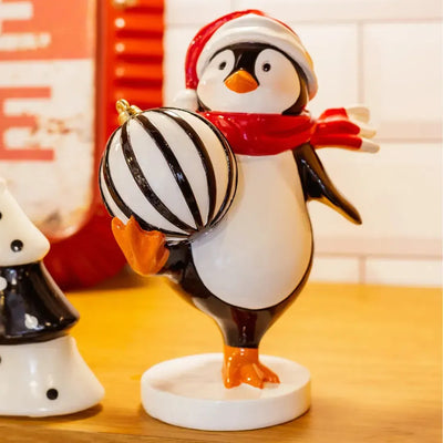 Adorno Decorativo Natal Resina Pinguim Preto / Branco com Bola Preta