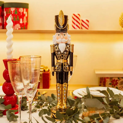 Adorno Decorativo Natal Resina Soldado Quebra Nozes Preto / Dourado 43x9cm