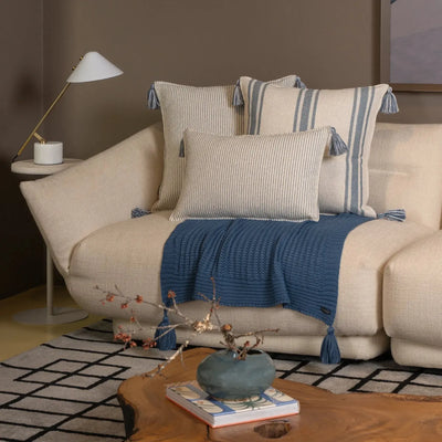 Almofada Bouclé Azul 60x60 Listra Fina e Pingente de Tecido