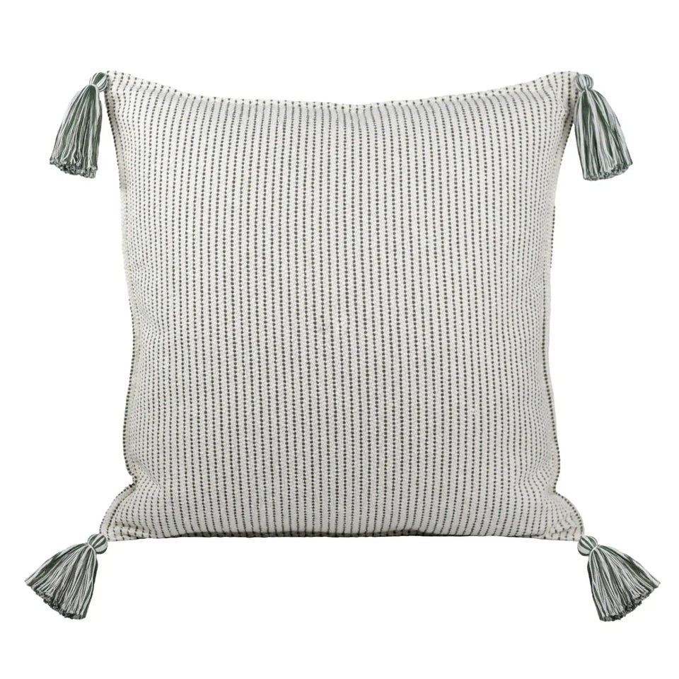 Almofada Bouclé Verde 60x60 Listra Fina e Pingente de Tecido