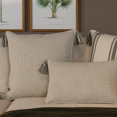 Almofada Bouclé Verde 60x60 Listra Fina e Pingente de Tecido