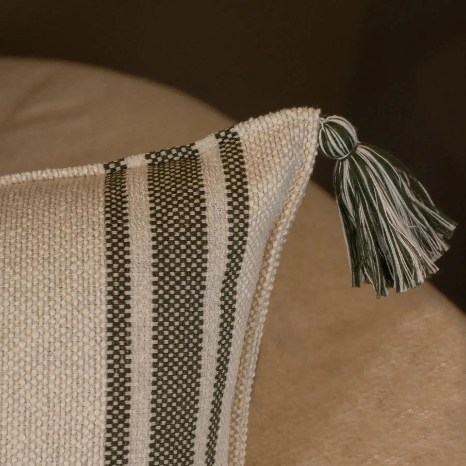 Almofada Bouclé Verde 60x60 Listra e Pingente de Tecido