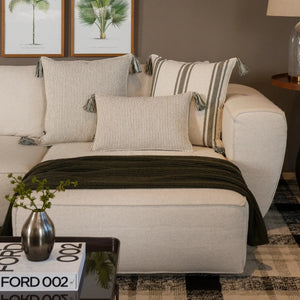 Almofada Bouclé Verde 60x60 Listra e Pingente de Tecido