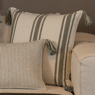 Almofada Bouclé Verde 60x60 Listra e Pingente de Tecido