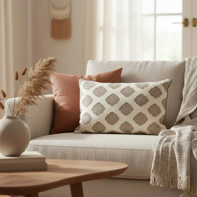 Almofada Sarja Cru 35x52 Bordado Castanho Fino Indiano Taj