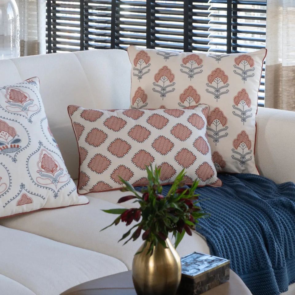 Almofada Sarja Cru 35x52 Bordado Terracota Fino Indiano Taj