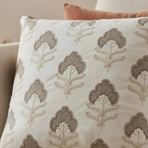 Almofada Sarja Cru 52x52 Bordado Castanho Fino Indiano Rajah