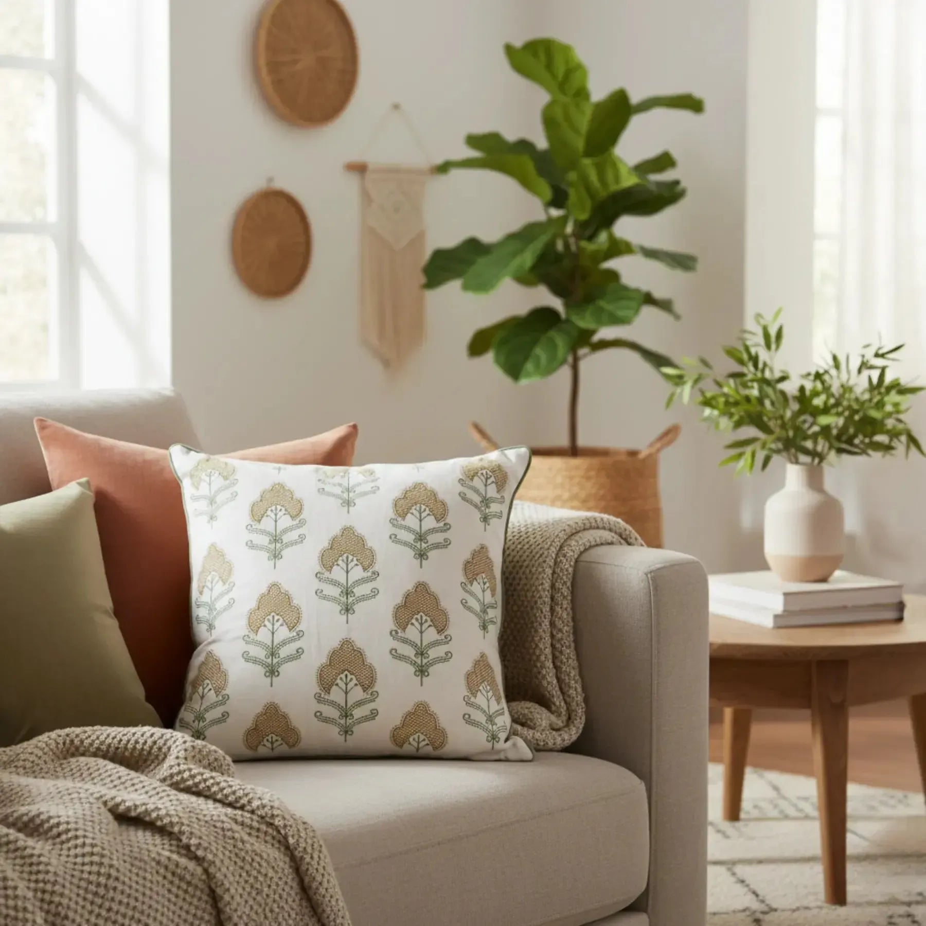 Almofada Sarja Cru 52x52 Bordado Verde Fino Indiano Rajah