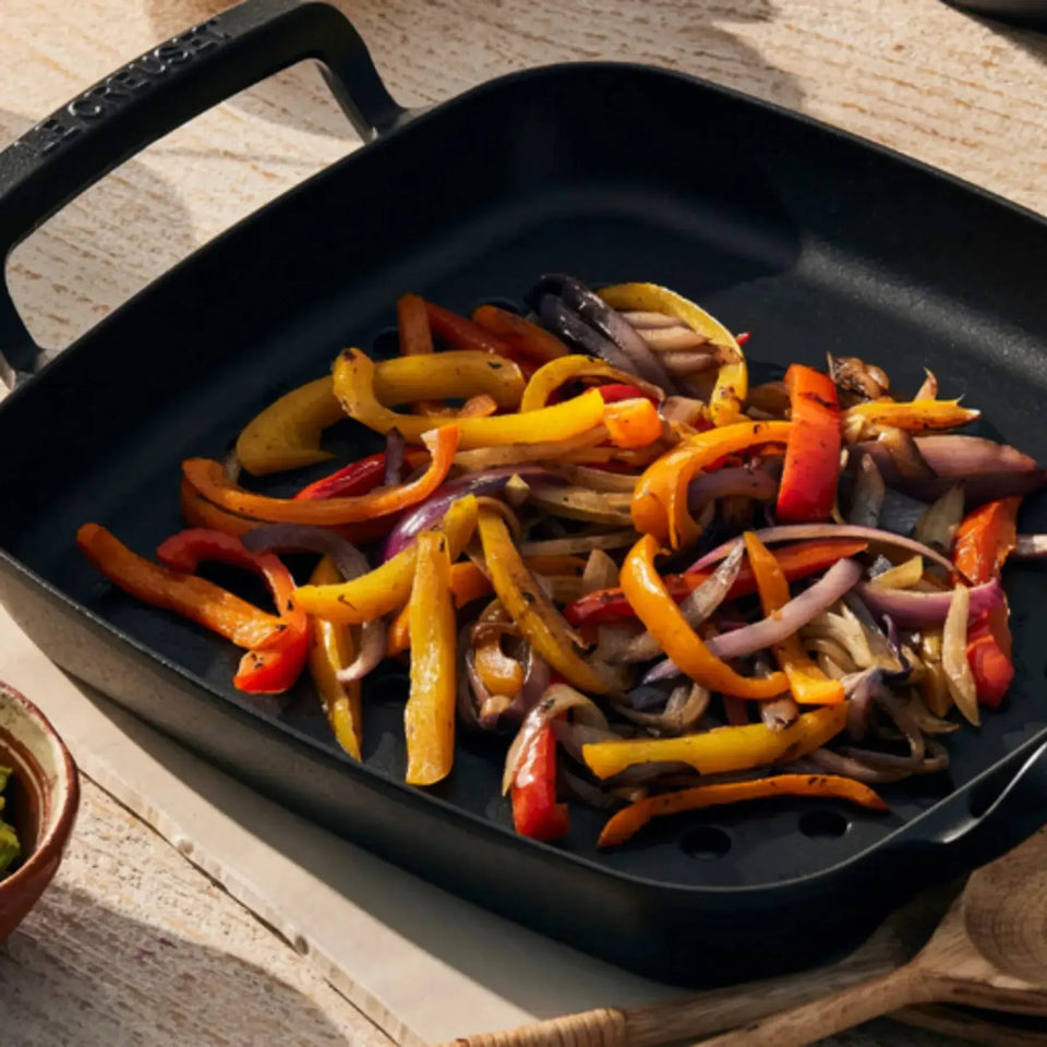 Cesta Perfurada Quadrada com Alças Alpine Matte Black 30cm Le Creuset