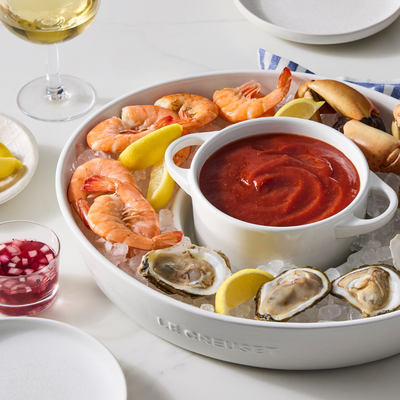 Kit Prato para Aperitivo 34cm Branco + 4 Mini Cocotte 10cm Branco Le Creuset
