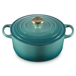 Panela Le Creuset Redonda Signature Bleu Riviera com Pegador Dourado 6,7L 28cm