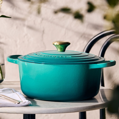 Panela Le Creuset Redonda Signature Bleu Riviera com Pegador Dourado 6,7L 28cm