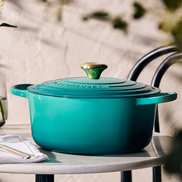 Panela Le Creuset Redonda Signature Bleu Riviera com Pegador Dourado 6,7L 28cm