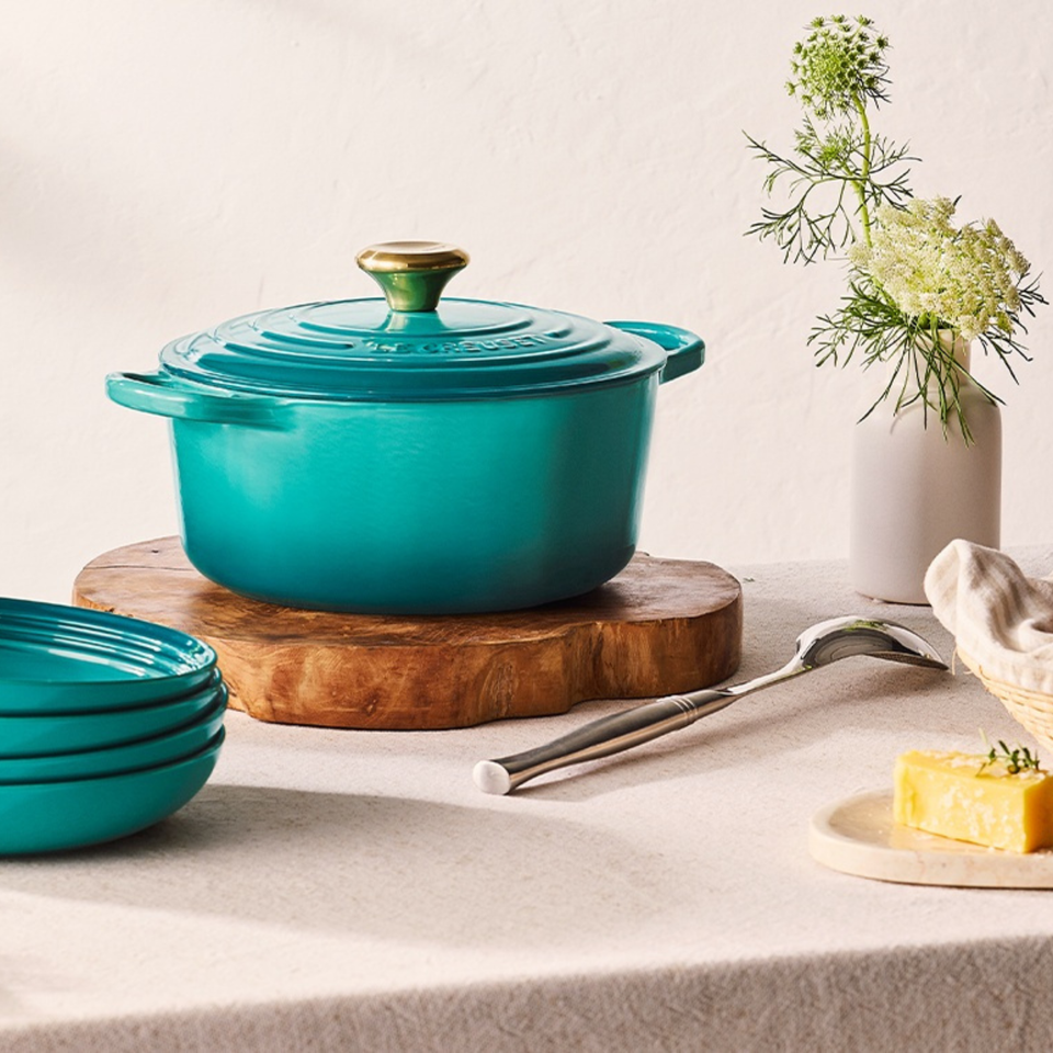 Panela Le Creuset Redonda Signature Bleu Riviera com Pegador Dourado 6,7L 28cm