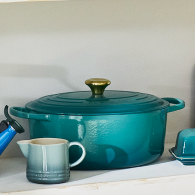 Panela Le Creuset Oval Signature Bleu Riviera com Pegador Dourado 6,3L 31cm