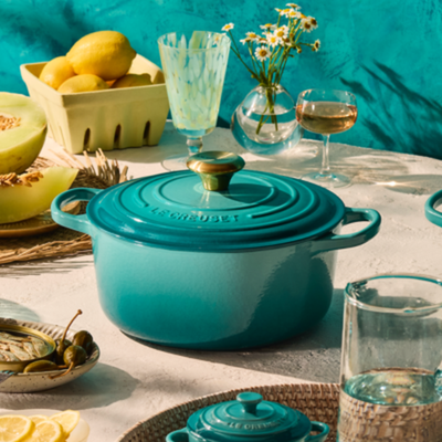 Panela Le Creuset Redonda Signature Bleu Riviera com Pegador Dourado 5,3L 26cm