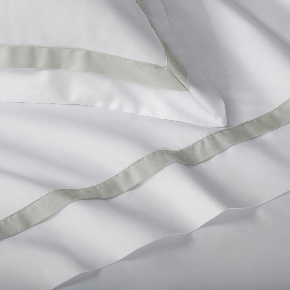 Jogo de Cama Queen Vercelli 4 Pçs 300 Fios 100% Algodão Egípcio Branco / Nebbia Trussardi